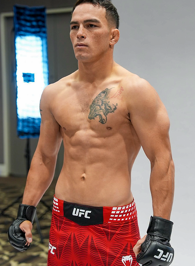 코디 앤드루 초밴섹이 2026년 10월 UFC 파이트 나이트 291 프로필 촬영을 하고 있다. 이번 대회는 캐나다 앨버타주 에드먼턴의 로저스 플레이스에서 열린다. 사진=TKO