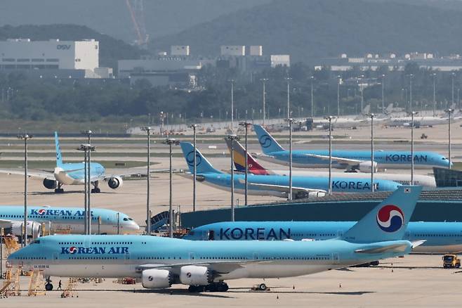 지난 9월 인천국제공항 계류장에 대한항공과 아시아나항공 여객기가 주기되어 있는 모습. /사진=뉴스1