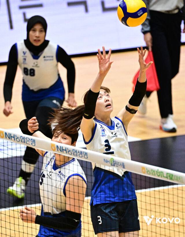 현대건설 세터 김다인이 지난 14일 열린 한국도로공사와 2026 프로배구 컵대회 여자부 B조 조별리그 첫 번째 경기 도중 패스(토스)를 시도하고 있다./한국배구연맹(KOVO) 제공