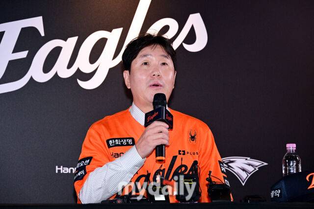 한화 류지현 감독이 16일 오후 대전 한화생명 볼파크에서 진행된 취임 기자회견에서 취재진의 질문에 답하고 있다./대전 = 곽경훈 기자