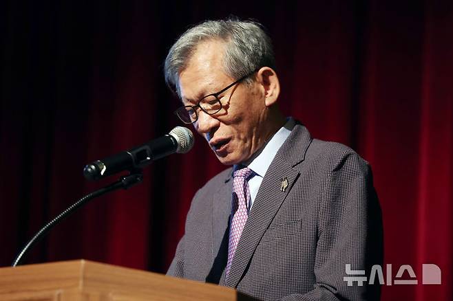 [서울=뉴시스] 박진희 기자 = 유홍준 국립중앙박물관 관장이 13일 서울 용산구 국립중앙박물관 대강당에서 열린 특별 강연에 앞서 특별전 '우리들의 밥상' 전시품의 검증 미흡에 대한 사과문을 읽고 있다. 국립중앙박물관은 특별전 '우리들의 밥상'에서 애국지사 박원근의 글씨라며 전시한 작품 '일반시국은'(一飯是國恩)' 유묵은 같은 이름의 친일반민족행위자 글씨일 가능성이 제기돼 지난 10일 해당 유물을 철수했다. 2026.08.13. pak7130@newsis.com
