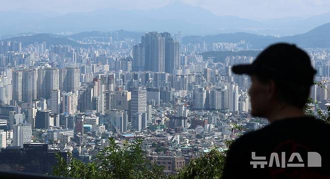 [서울=뉴시스] 이영환 기자 = 23일 서울 시내의 아파트가 보이고 있다. 한국부동산원에 따르면 이번 주 서울 강남구와 서초구 아파트 값이 각각 0.05%, 0.09% 내리며 2주 연속 하락세를 이어 갔다.고가 아파트를 중심으로 가격을 크게 낮춘 급매가 등장한 가운데, 보유세 부담 탓에 당분간 가격 조정이 이어질 수 있다는 전망이 나온다. 반면 서울 외곽지역 아파트 가격은 노원 0.34%, 도봉 0.31%, 강북구 0.41% 상승했다. 부동산 전문가들은 초고가 시장을 제외한 여타 서울 아파트 가격 급등 우려를 조심스럽게 내놓고 있다. 2026.08.23. 20hwan@newsis.com