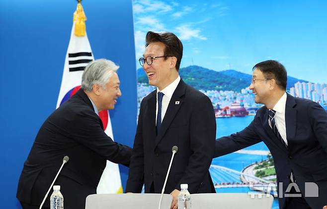 [부산=뉴시스] 하경민 기자 = 김민석 더불어민주당 대표가 16일 부산 동구 민주당 부산시당에서 열린 최고위원회의에 참석, 부산시당 관계자들과 인사하고 있다. 2026.10.16. yulnetphoto@newsis.com