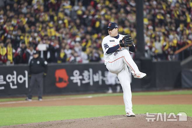 [대전=뉴시스] 김근수 기자 = 31일 대전 중구 한화생명볼파크에서 열린 2025 KBO 한국시리즈 5차전 LG 트윈스와 한화 이글스의 경기, 8회초 한화 구원투수 류현진이 공을 던지고 있다. 2025.10.31. ks@newsis.com