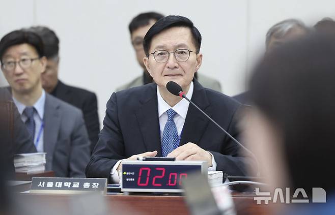 [서울=뉴시스] 최진석 기자 = 유홍림 서울대학교 총장이 16일 여의도 국회에서 열린 교육위원회의 서울대 등에 대한 국정감사에 출석해 의원 질의를 듣고 있다. 2026.10.16. myjs@newsis.com