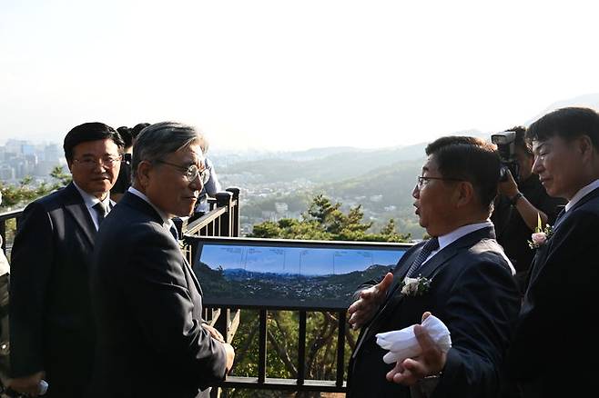 [서울=뉴시스] 명승 백악산(북악산) 3단계 전면 개방행사 모습 (사진=국가유산청 제공) 2026.10.16. photo@newsis.com *재판매 및 DB 금지