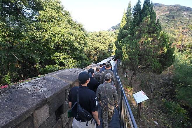 [서울=뉴시스] 명승 백악산(북악산) 3단계 전면 개방행사 모습 (사진=국가유산청 제공) 2026.10.16. photo@newsis.com *재판매 및 DB 금지