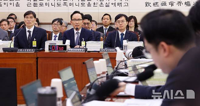 [서울=뉴시스] 고범준 기자 = 김대웅 서울고등법원장이 16일 서울 여의도 국회에서 열린 법제사법위원회 국정감사(서울고등법원 등)에서 의원 질의에 답변하고 있다. 2026.10.16. bjko@newsis.com