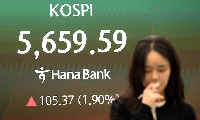 16일 오전 서울 중구 하나은행 본점 딜링룸 전광판에 시황이 표시되고 있다. 뉴스1