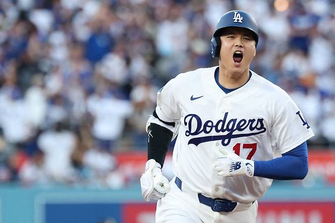 15일(현지시간) 미국 캘리포니아주 로스앤젤레스 다저스타디움에서 열린 2026 메이저리그(MLB) 포스트시즌 내셔널리그 챔피언십시리즈(NLCS) 4차전 밀워키 브루어스와의 경기 2회말, 3점 홈런을 터뜨린 LA 다저스 오타니 쇼헤이가 그라운드를 돌며 기뻐하고 있다. AFP 연합뉴스