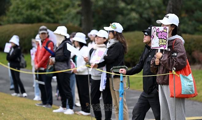 한국여자프로골프(KLPGA)투어 개인 타이틀 경쟁과 시드 유지의 분수령이 될 아이스버그골프·서울신문 오픈(총상금 15억원)이 화끈한 장타 대결로 화려하게 막을 올렸다. 사진은 16일 경기 이천시 H1클럽(파72)에서 갤러리들이 박성현 선수를 응원하고 있다. 2026.10.16 이지훈 기자