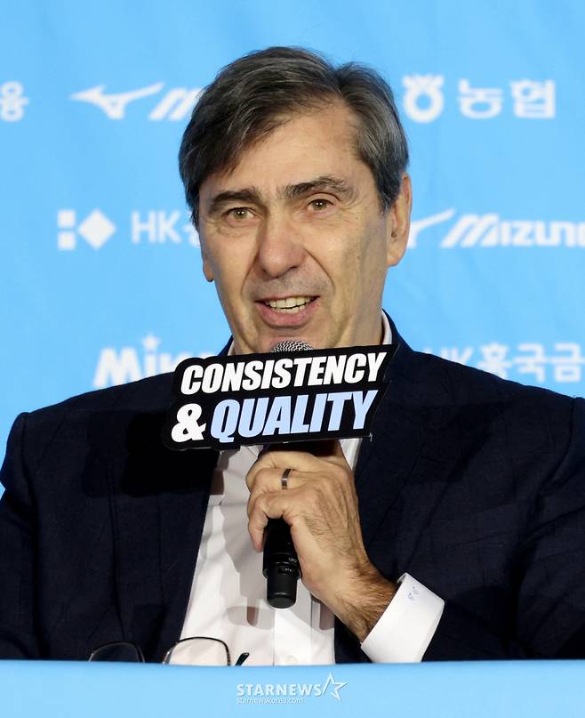 2026~2027시즌 프로배구 남자부 미디어데이가 8일서울 강남구 호텔리베라 청담에서 열렸다.  필립 블랑 현대캐피탈 감독이 출사표를 밝히고 있다. /사진=김진경 대기자