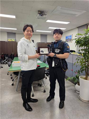 대한승마협회, 탈출 말 구조한 최규민 순경에 '용감한 승마인상' [대한승마협회 제공. 재판매 및 DB 금지]