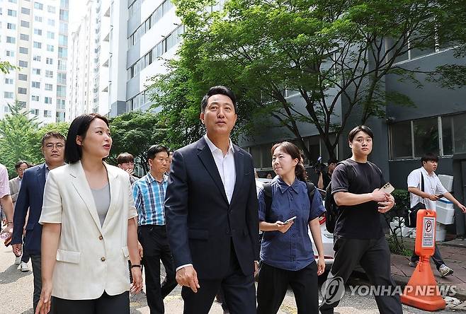 영등포구 양평동의 한 재건축 단지 둘러보는 오세훈 시장 [연합뉴스 자료사진]