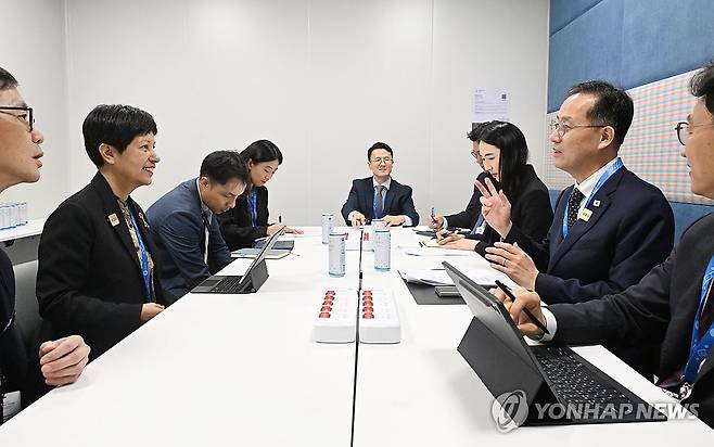 이형일 부총리, 싱가포르 재무부 제2장관과 면담 (서울=연합뉴스) 이형일 부총리 겸 재정경제부 장관이 지난 15일(현지시간) 태국 방콕 퀸 시리킷 내셔널 컨벤션 센터에서 인드라니 투라이 라자 싱가포르 재무부 제2장관과 면담하고 있다. 2026.10.16 [재정경제부 제공. 재판매 및 DB 금지] photo@yna.co.kr