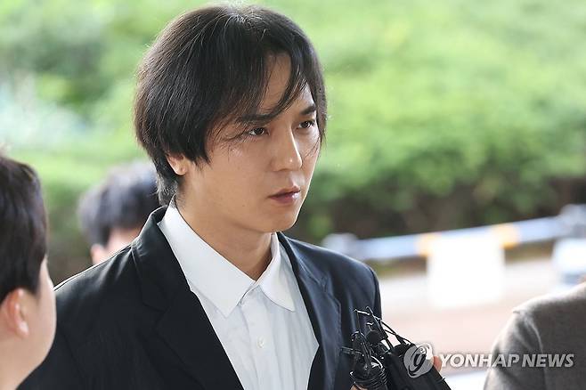 질문에 답하는 송민호 (서울=연합뉴스) 강민지 기자 = 병역법 위반 혐의를 받는 가수 송민호가 1일 서울 서부지법에서 열리는 선고 공판에 출석하며 취재진 질문에 답하고 있다. 2026.10.1 mjkang@yna.co.kr