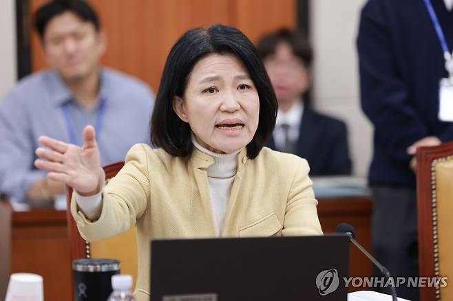 신상 발언하는 국민의힘 이진숙 의원 (서울=연합뉴스) 신현우 기자 = 16일 국회 과학기술정보방송통신위원회에서 열린 KBS·EBS·방송문화진흥회·시청자미디어재단 등에 대한 국정감사에서 국민의힘 이진숙 의원이 본인에 대한 국감 제척을 주장하는 여권 의원들의 주장에 대해 발언하고 있다. 2026.10.16 nowwego@yna.co.kr