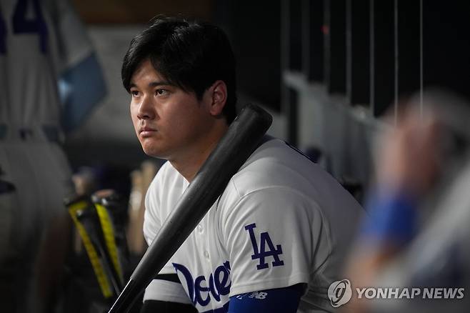 시리즈가 끝난 뒤 허무하게 그라운드를 바라보는 오타니 쇼헤이 [AP=연합뉴스]