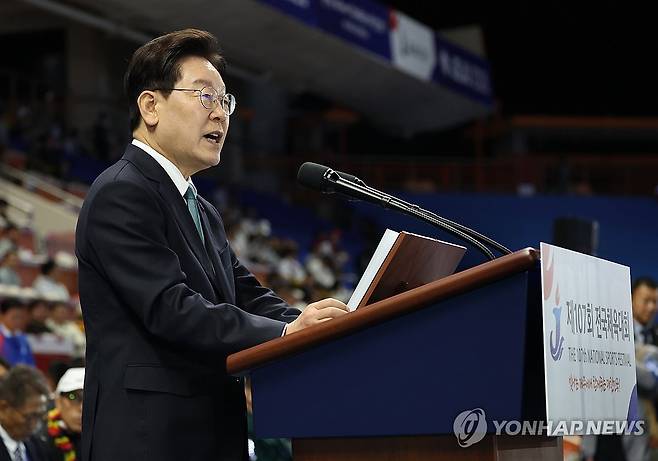 기념사 하는 이재명 대통령 (서귀포=연합뉴스) 신준희 기자 = 이재명 대통령이 16일 제주월드컵경기장에서 열린 제107회 전국체육대회 개회식에서 기념사를 하고 있다. 2026.10.16 hama@yna.co.kr
