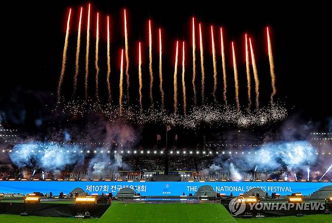 막오른 제107회 전국체전 (제주=연합뉴스) 류영석 기자 = 16일 제주 서귀포시 제주월드컵경기장에서 열린 제107회 전국체육대회 개회식에서 개회 선언과 함께 불꽃이 하늘을 수놓고 있다. 2026.10.16 ondol@yna.co.kr