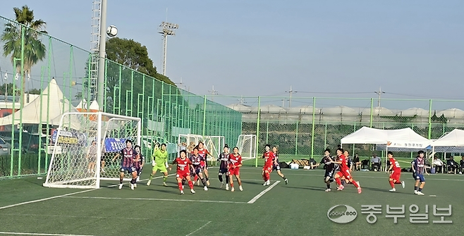 17일 제주 서귀포축구공원서 열린 제107회 전국체육대회 축구 여자일반부 수원FC위민과 인천 현대제철의 1회전 경기가 펼쳐지고 있다. 제주=조승화 기자