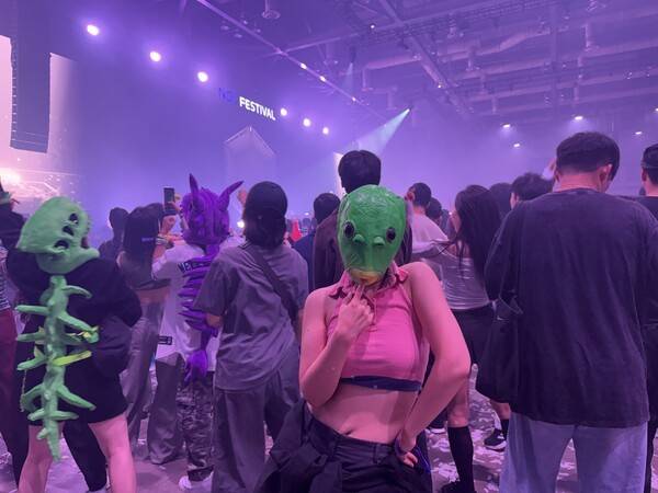 EDM 공연장을 찾은 한 관객이 마스크 가면을 착용한 채 취재진 카메라를 향해 포즈를 취하고 있다.[출처=이병우 기자]