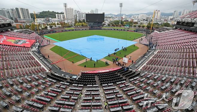 22일 오후 프로야구 '2024 신한 SOL 뱅크 KBO 포스트시즌' 한국시리즈 1차전 서스펜디드 게임과 2차전이 우천으로 순연된 가운데 광주 기아챔피언스필드 그라운드에 방수포가 덮혀 있다. 이날 경기는 그라운드 정비 소요 및 비 예보로 인해 23일 같은 시간으로 순연됐다. 2024.10.22 ⓒ 뉴스1 오대일 기자