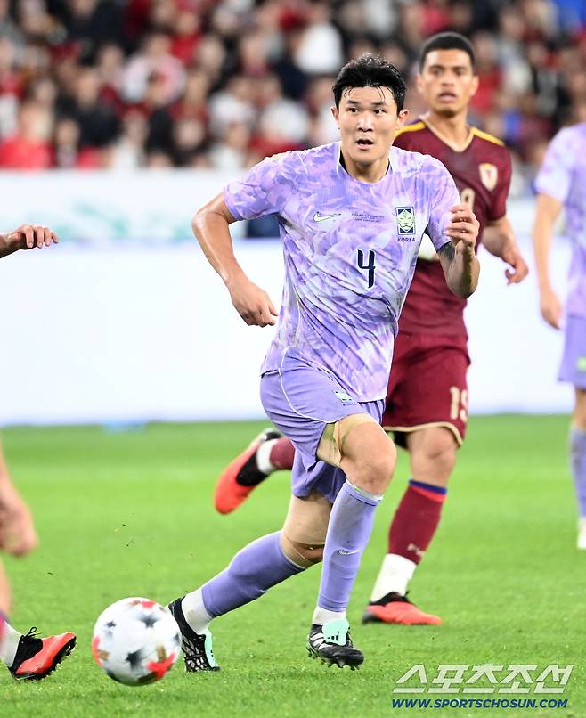 2일 울산 문수월드컵경기장에서 열린 대한민국과 베네수엘라의 평가전. 김민재가 패스를 시도하고 있다. 울산=허상욱 기자wook@sportschosun.com/2026.10.02/