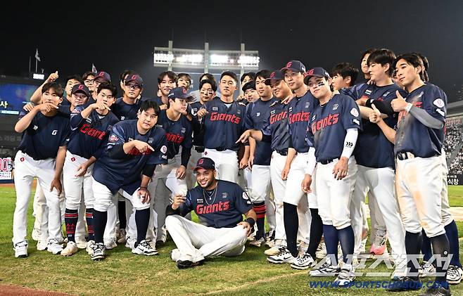 12일 잠실야구장에서 열린 롯데와 두산의 경기. 롯데가 7대4로 승리했다. 이날 경기에서 211 안타 신기록을 달성하며 최다안타왕에 오른 레이예스가 동료들과 함께 포즈를 취하고 있다. 잠실=허상욱 기자wook@sportschosun.com/2026.10.12/