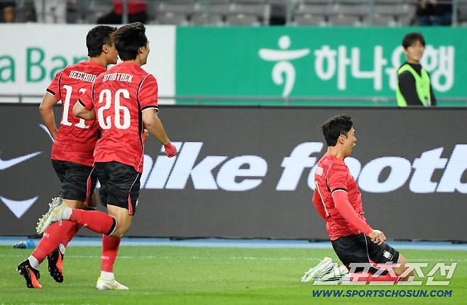 6일 오후 용인미르스타디움에서 열린 대한민국 축구대표팀과 우즈베키스탄의 친선경기. 손흥민이 프리킥 찬스에서 선제골을 넣은 후 환호하고 있다. 용인=정재근 기자 cjg@sportschosun.com/2026.10.6/
