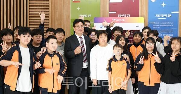 인천광역시교육청이 15일 인천학생교육문화회관에서 인천 지역 초중고 19개 학교 학생 400여 명이 참여한 가운데 개최한'2026 인천학교예술교육페스티벌 InAF'에서 도성훈 교육감이 기념촬영을 하고 있다 .