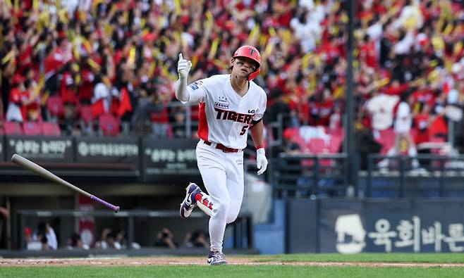 17일 전남광주 북구 광주기아-챔피언스필드에서 열린 2026 KBO 포스트시즌 준플레이오프 LG 트윈스 vs KIA 타이거즈 1차전 경기, 4회말 1사 주자없는 상황 KIA 김도영이 좌익수 뒤 홈런을 때리고 있다. /뉴시스