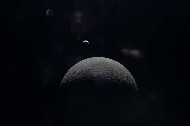 달 지평선 위로 초승달 모양의 지구가 떠오르는 모습을 포착한 사진./미 항공우주국(NASA)