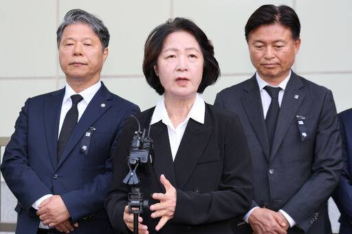 추미애 경기도지사가 17일 경기 부천시 순천향대학교 병원 장례식장에 마련된 부천 도장공장 화재 사망 소방관의 빈소 조문을 마친 뒤 취재진 질문에 답변하고 있다. 뉴시스