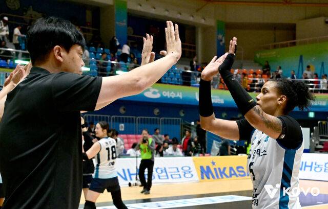 이영택 GS칼텍스 감독이 지난 16일 열린 현대건설과 2026 컵대회 여자부 B조 조별리그 경기에서 승리를 거둔 뒤 '주포'인 실바와 손바닥을 마주치고 있다./한국배구연맹(KOVO) 제공