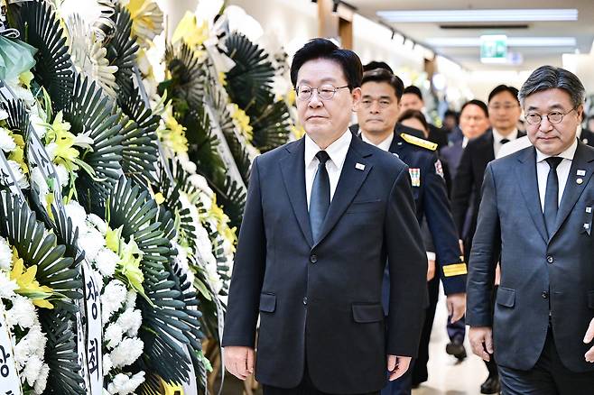이재명 대통령이 17일 경기도 부천 공장 화재 현장에서 순직한 고(故) 김진석 소방위의 빈소를 조문하고 있다. [연합]