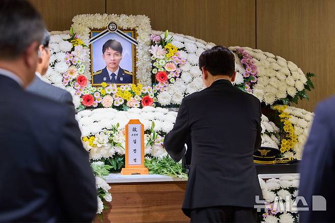 [부천=뉴시스] 조성봉 기자 = 이재명 대통령이 17일 경기도 부천 공장 화재 현장에서 순직한 고 김진석 소방위의 빈소를 찾아 조문하고 있다. (사진=청와대 제공) 2026.10.17. photo@newsis.com *재판매 및 DB 금지