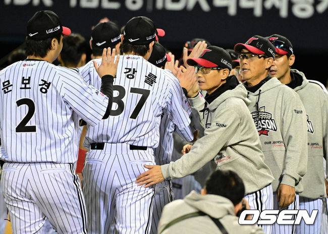 [OSEN=잠실, 지형준 기자] 프로야구 LG 트윈스가 두산 베어스를 잡고 준플레이오프 진출에 성공했다.&nbsp;LG는 14일 서울 잠실구장에서 열린 ‘2026 신한 SOL KBO 와일드카드 결정전’ 1차전 두산과의 경기에서 4-1로 승리했다. 이날 승리로 준플레이오프에 진출한 LG는 오는 17일부터 3위 KIA와 5전3선승제로 맞붙는다.&nbsp;경기를 마치고 LG 염경엽 감독이 김강률과 승리를 기뻐하고 있다. 2026.10.14 / jpnews@osen.co.kr