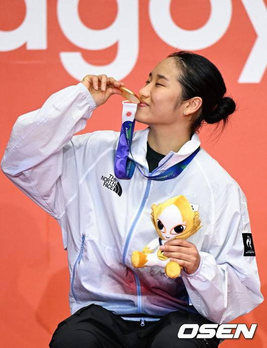 [OSEN=아이치현(일본), 박준형 기자] 또 하나의 배드민턴 역사가 탄생했다.&nbsp;'셔틀콕 여제' 안세영(24, 삼성생명)이 최초의 아시안게임 여자 단식 2연패라는 대업을 이뤘다.안세영은 29일 일본 이치노미야 시립 체육관에서 열린&nbsp;2026년 아이치·나고야 아시안게임 배드민턴 여자 단식 결승전에서 야마구치 아카네(일본·세계 3위)를 2-0(21-17 21-9)로 격파하고 금메달을 차지했다. 결승전마저 휴식시간 총 52분 만에 2-0 완승으로 끝내며 '퍼펙트 우승'을 완성했다.안세영이 금메달에 키스를 하고 있다.   2026.09.29 / soul1014@osen.co.kr