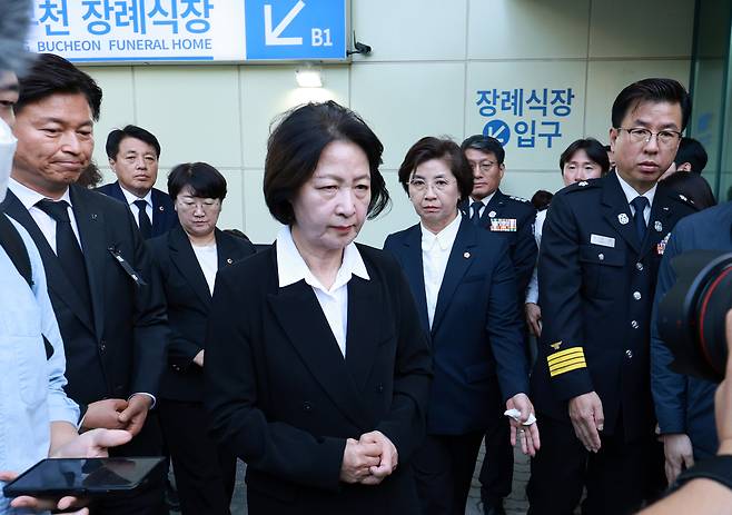 추미애 경기도지사가 17일 경기 부천시 순천향대학교 병원 장례식장에서 부천 도장공장 화재 사망 소방관의 조문을 마친 뒤 장례식장을 나서고 있다. 뉴스1