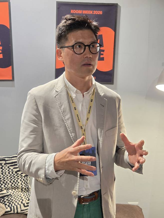 라이언 김 김씨마켓 최고경영자(CEO)가 16일(현지 시간) 뉴욕 맨해튼 ‘터미널 5’에서 열린 ‘꿈(KOOM) 위크 2026’ 본행사에서 취재진과 인터뷰하고 있다. 뉴욕=윤경환 특파원