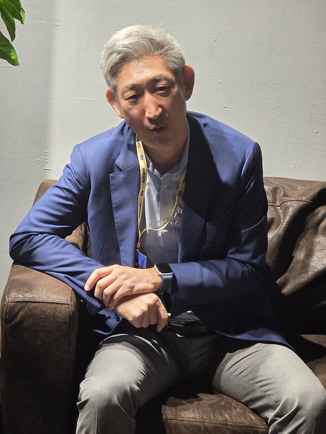 샌더 허 찰스뱅크 대표가 16일(현지 시간) 뉴욕 맨해튼 ‘터미널 5’에서 열린 ‘꿈(KOOM) 위크 2026’ 본행사에서 취재진과 인터뷰하고 있다. 뉴욕=윤경환 특파원