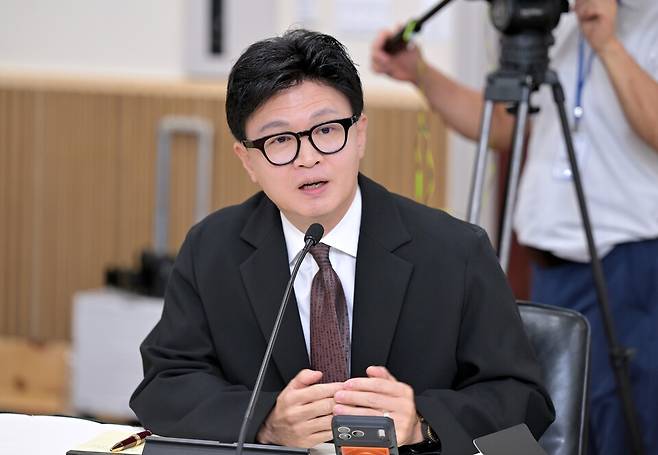 무소속 한동훈 의원이 12일(현지시간) 워싱턴DC 주미한국대사관에서 열린 국회 외교통일위원회 국정감사에서 질의하고 있다. ⓒ연합뉴스