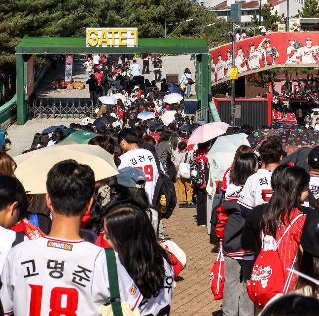 17일 인천 SSG랜더스필드에서 열린 최광야구1429에 입장하기 위해 긴 줄을 서고 있는 팬들. /사진=SSG 랜더스 제공