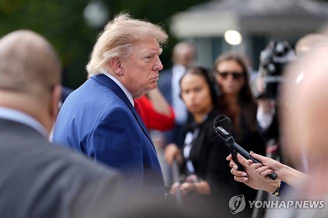 기자들 질문에 답하는 트럼프 [AP=연합뉴스. 재판매 및 DB 금지]