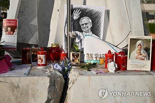 제멜리 병원 앞에 높인 교황 초상화 [AFP=연합뉴스. 재판매 및 DB 금지]