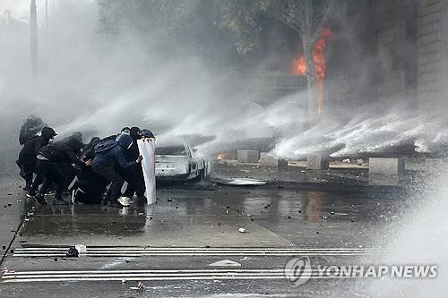 17일 프랑스 파리 레퓌블리크 광장에서 충돌한 시위대와 경찰 [AFP 연합뉴스. 재판매 및 DB 금지]