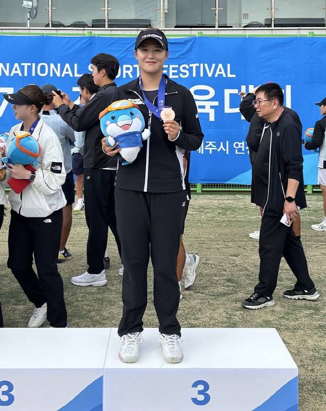 소프트볼 테니스 간판 황정미가 이날 3위의 시상대에 올랐다. (사진=시체육회 제공)