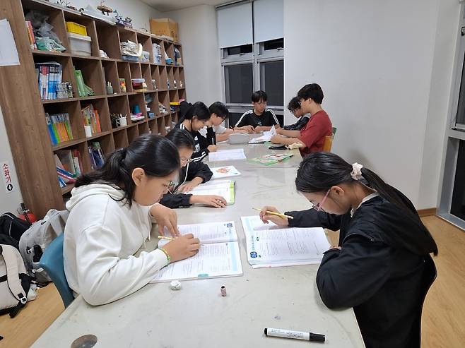 초록우산 전북본부는 지난 4월부터 이음지역아동센터와 함께 다문화 아동을 위한 기초학습지원사업을 진행하고 있다. /이상구 기자