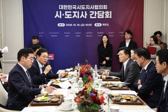 박완수 도지사가 지난 16일 제주에서 열린 '대한민국시도지사협의회 간담회'에 참석해 지방교부세의 재원을 정부가 반드시 보장해야 한다고 밝히고 있다.사진=경남도